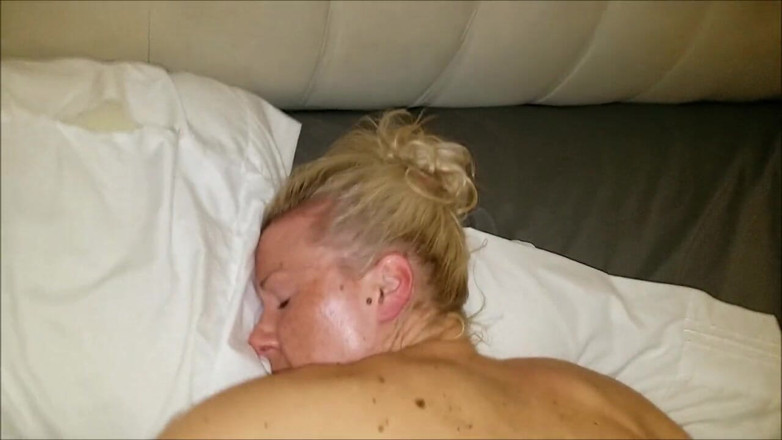 American Blonde Wife: Una vera casalinga americana