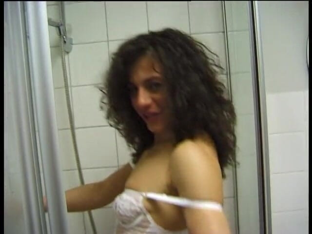 Lucky Cooch: Sexy amatérská MILFka tančí pod sprchou