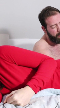 Beau-père, doigt et éjaculation sur les seins