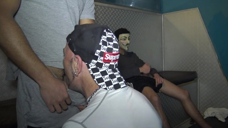 Gaybareback: 法国男人吮吸 3 个保加利亚异性恋男孩