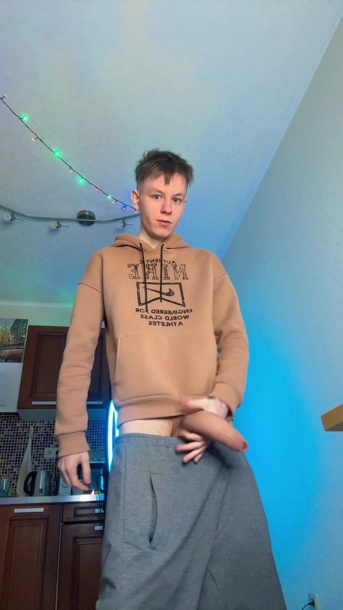 Morflot24: Ejaculare uriașă de la un băiat slab cu o pulă...