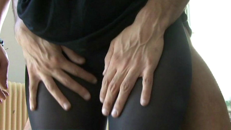 Nylon Xtreme: Černé nylonové punčocháče hrají s tahem sperma na nylonu