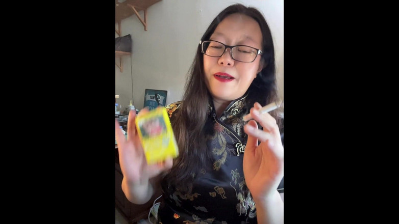 Smoking Asian: Pengakuan Asia Berantai: Merokok 3 Rokok Dalam Sutera Seksi Cheongsam dan...