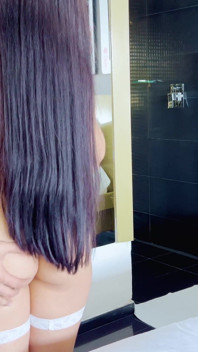 Une petite amie latina parfaite reçoit un creampie