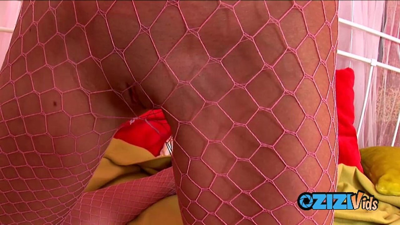 Zizi Vids: Flirtatious blondine masturbiert, nachdem sie in ihrer versauten netz-strumpfhose posiert...