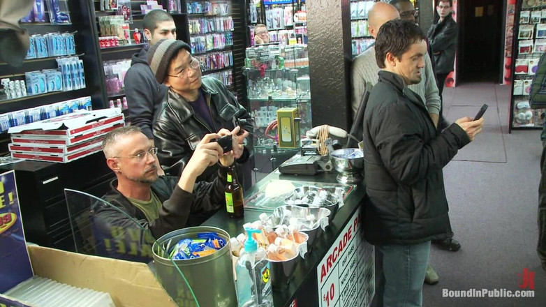 Bound in public: Latin Hunk Ditembusi Berganda di Kedai Lucah Gulch Folsom.