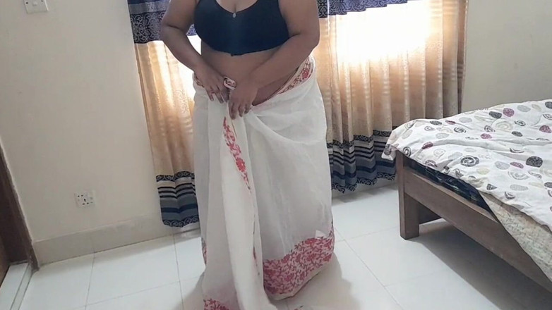 Aria Mia: जब वह ऑफिस जाने के लिए तैयार थी तो मैं अपनी सौतेली मम्मी को चोदता हूं