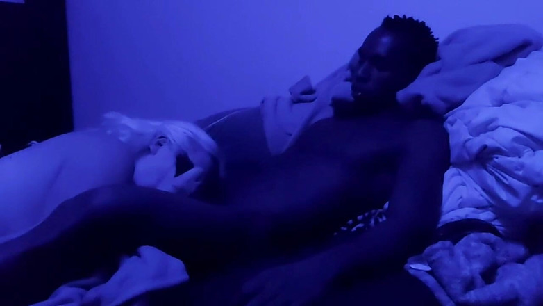 Missi Rae: Ssanie jego kutasa pod niebieskim światłem