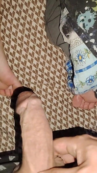 Sora mea vitregă m-a lăsat să-i ating picioarele.