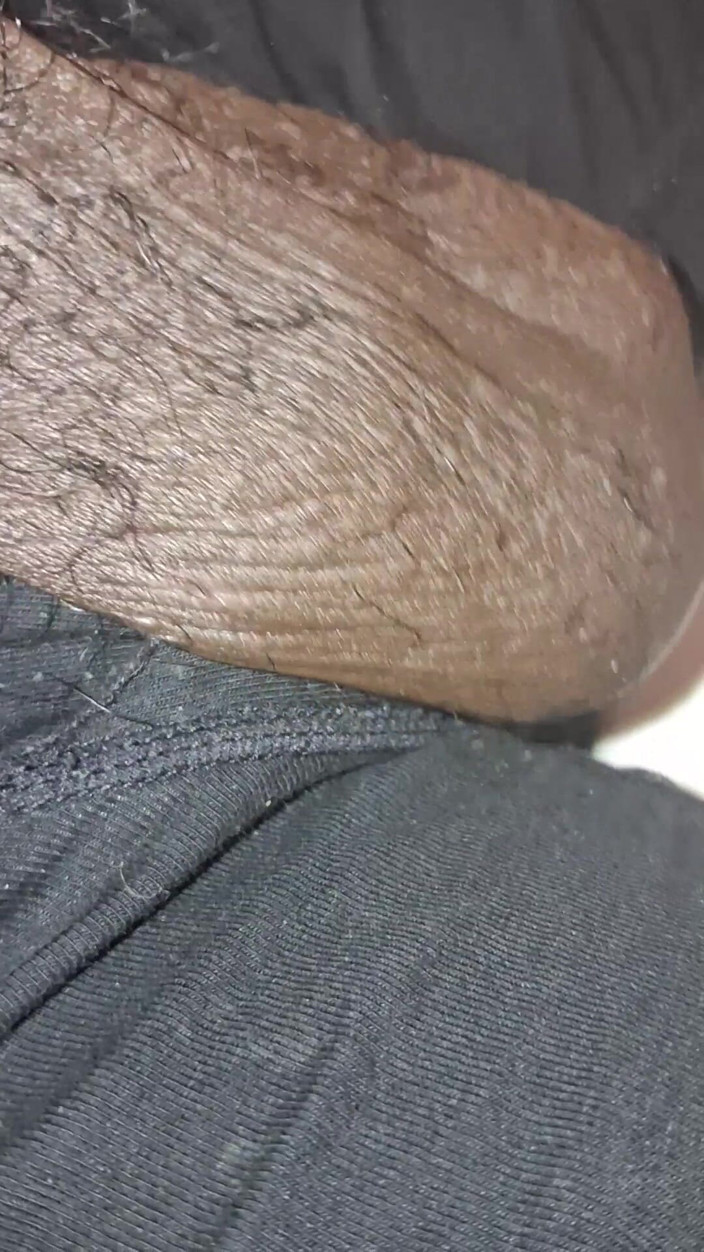 Chocolate Meat Stick: Elle caresse une grosse bite noire non circoncise en sous-vêtements