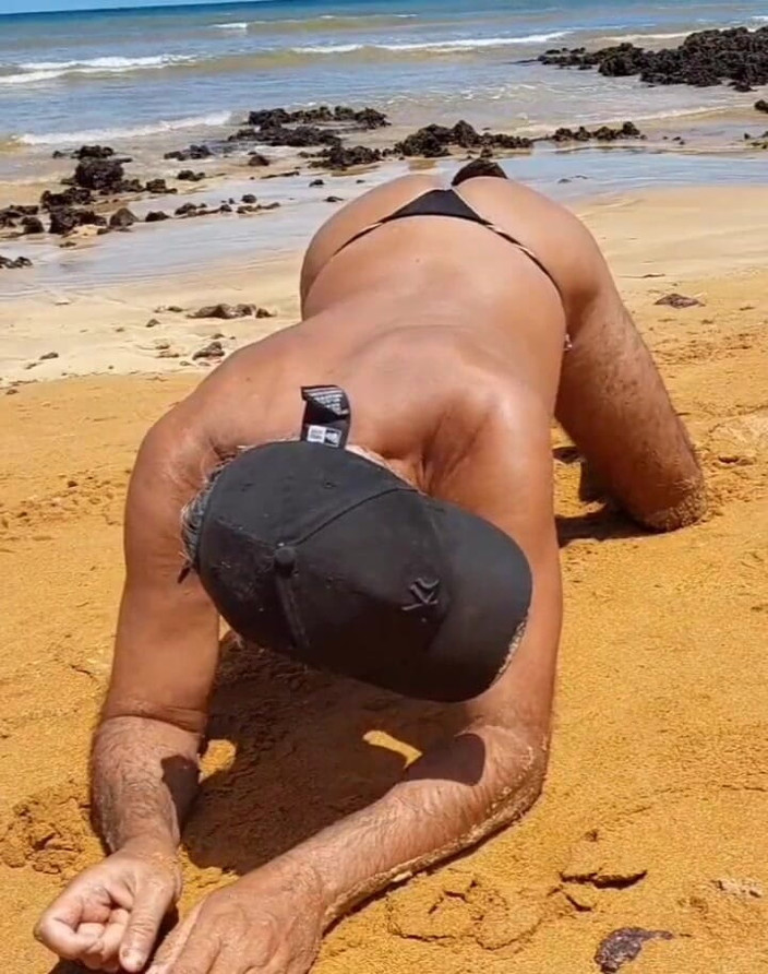 Ladysilvas: Ladysilva op het strand in slipje pronkt met haar hete...