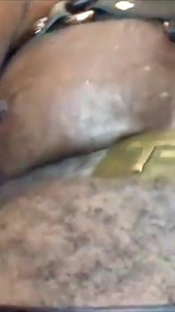 Nero muscoloso gioco di tette