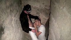 Discret Cruising sex: Hetero neukte zijn vriend in de kelder