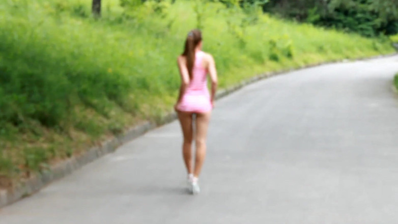 Dirty fantasy: Я возбуждаюсь, прохаживаюсь в парке и мастурбирую мою мокрую киску, пока мой сводный брат снимает это на видео