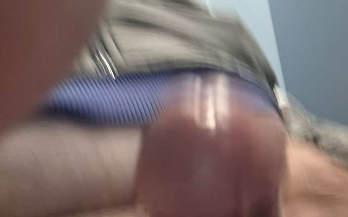 Sebastian Messner: Elle branle le petit jusqu’à ce qu’il jouisse