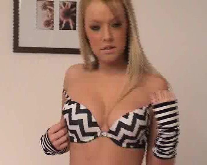 Wet Moments: 若いブロンドの痩せたふしだらな女キャスティング