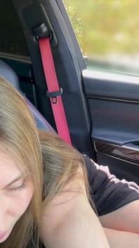 Een vreemde betrapte mijn stiefmoeder op masturberen in de auto en hielp haar klaarkomen