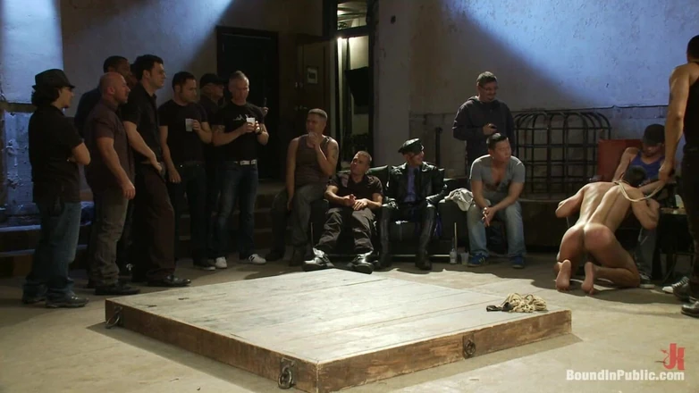 Bound in public: с завязанными глазами сосет члены незнакомцев на вечеринке