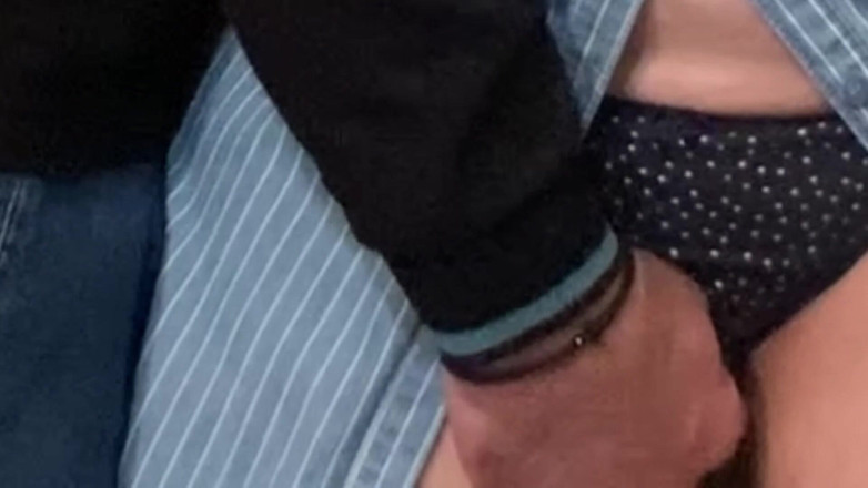 Niki studio: 지하철에서 낯선 사람이 손가락으로 손가락으로 젖어 있는 핫한 보짓물 보지