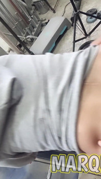 체육관에서 Natty Hot과 함께하는 무거운 항문 훈련