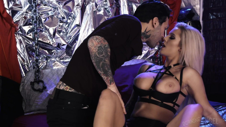 Burning Angel: Burning angel - die blonde bombe luna skye bekommt nach hartem...