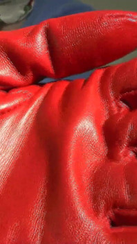 Oggi è il giorno dello sperma! Annusando i guanti di pelle rossa, Lady Victoria Valente