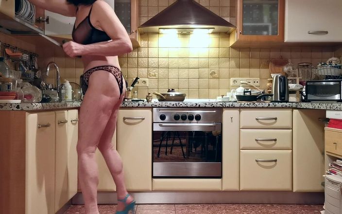 Sissy Cummy Lingerie: Nylon mietje slet Michelle laat eten live koken
