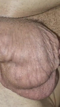 Un cur delicat călărește pula flămândă a tatălui ei vitreg pentru a o umple până la refuz cu spermă! Futai sexy!
