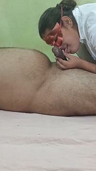 Masaje sensual con aceite se convierte en mamada de primer plano por su empleado