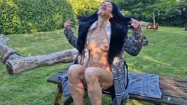 Riskante öffentliche nacktheit mit weit offener muschi, so dass sie in meine vagina sehen und pissen können