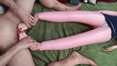 kickerscooter: com os pés com unhas vermelhas