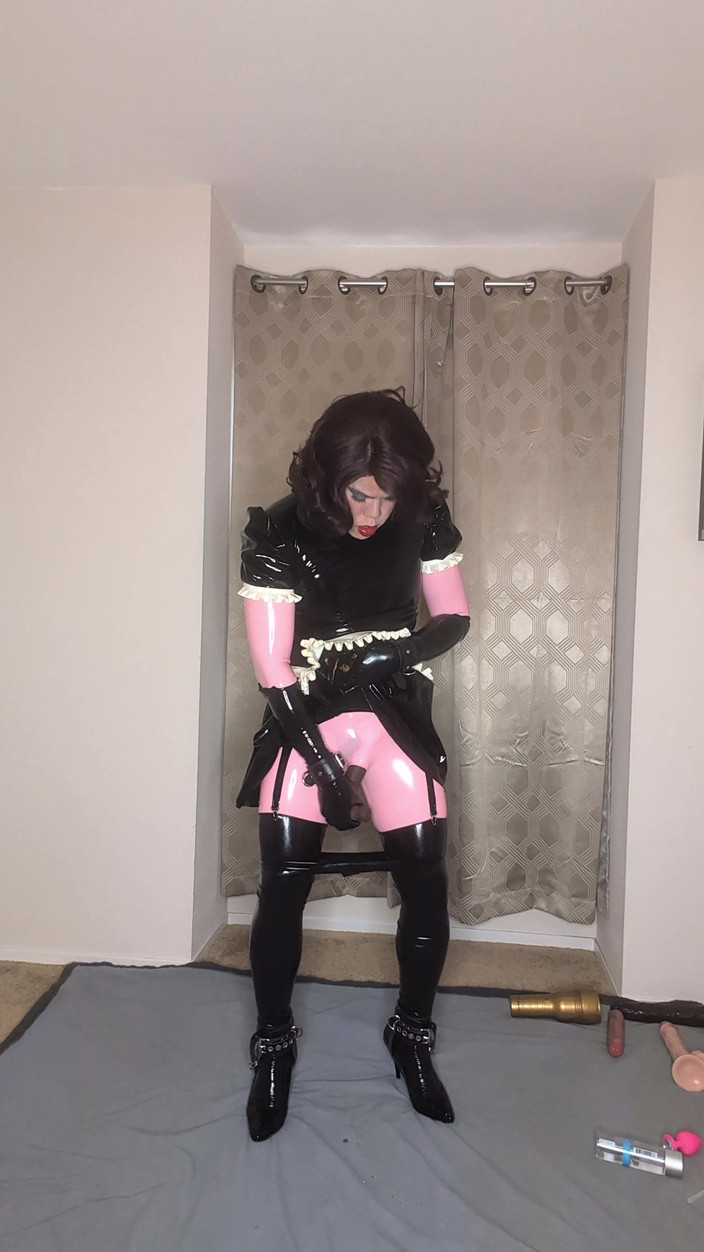 Sissy Candy: La tuta in lattice e la cameriera vestita la sissy...