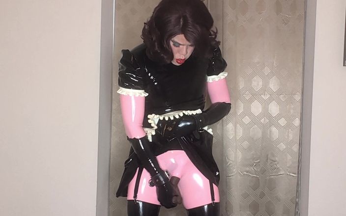 Sissy Candy: Latex Catsuit och hembiträde Sissy försöker knulla båda hennes hål...