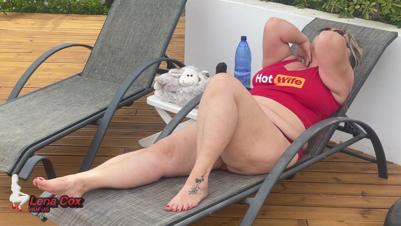 Lena Cox: 热辣人妻lena cox被弄湿：狂野花园自慰和乱搞潮吹