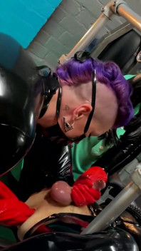 Enfermeras de látex puño en su coño