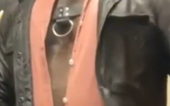 Black smoking muscle stepdad: 皮肤紧身皮革和牛仔装备抽烟奶子和精液卸货