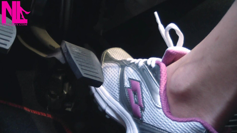 Nyllady: Snabb körning i Lotto sneakers