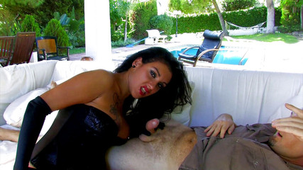 Hot Pornstars: 大奶子拉丁女郎的菊花被坚硬的鸡巴塞满