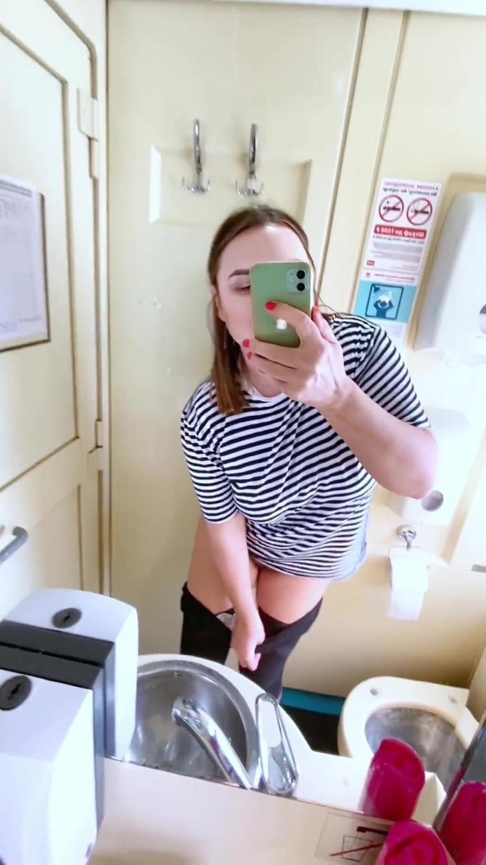 Ms Pee Piss: Treinreis op de trein, ging naar een openbaar toilet om...