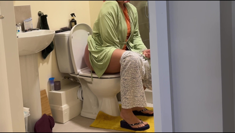 Emma Voyeur: Caught Step Mom Peeing:what Happens Next Will Surprise You