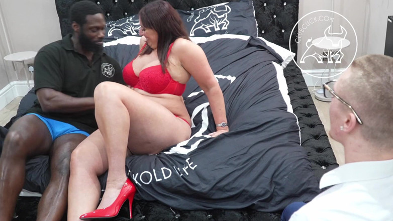 Clubcuck - cuckold: Matură sexy este futută de un negru în fața prietenului ei...