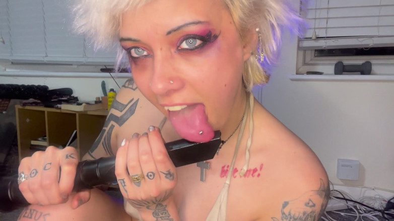 Glitterqueen1999: Dammsuger min tunga och slickar vakuumet