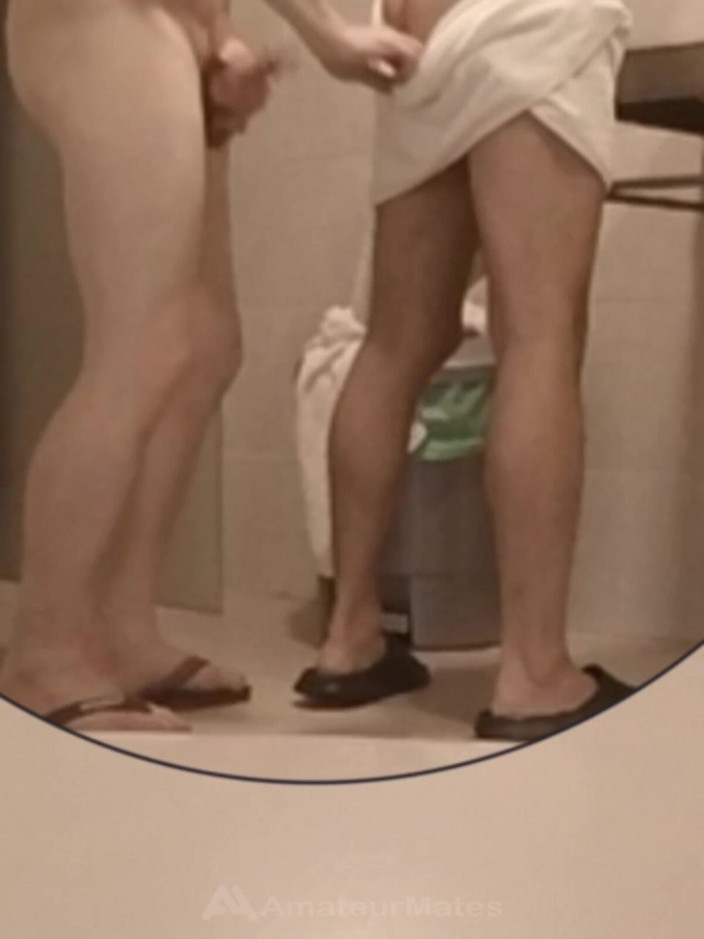 AmateurMates: Follada a Pelo Rápida Y Arriesgada En El Baño Público...