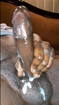Grote zwarte lul kreunt en trekt enorme lading druipend cumshot af
