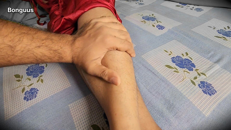 Riya Bonguus: 当我把手放在她的阴户上时，给嫂子的身体按摩变得情色