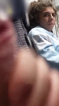 Une Italienne me fait une branlette dans le train