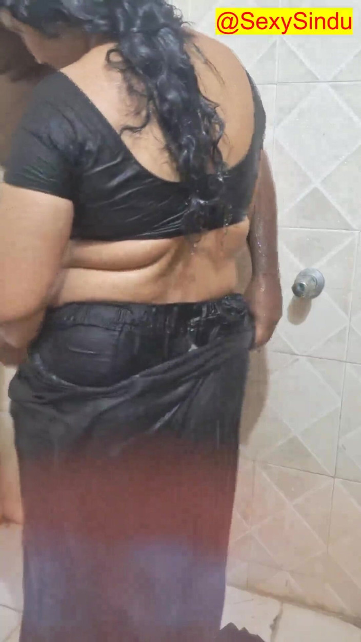 Sexy sindu: Indiana esposa milf está tomando banho em saree