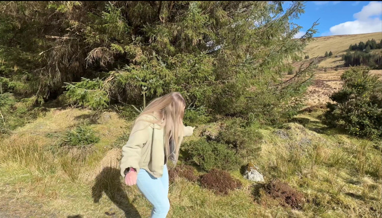 Emma Voyeur: Emergenza Mentre Camminava Su Un Sentiero Pubblico Ma Ho Dovuto...