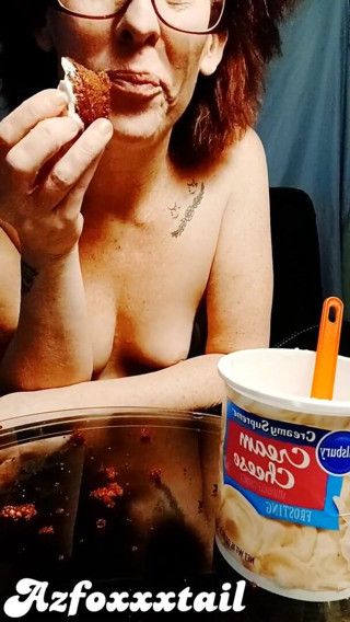AzFoxxxTailPhelicia: Foodplay-cupcake