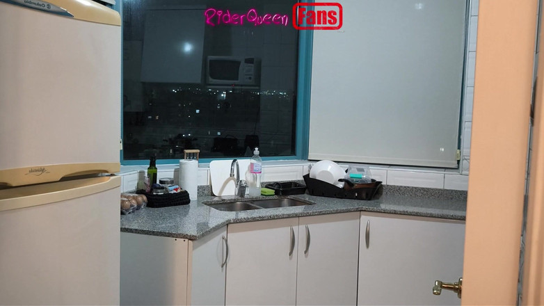 Riderqueen: Sexy matrigna in cucina - video per i fan